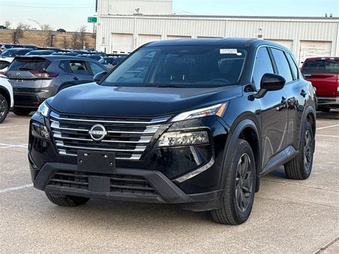 Used 2025 Nissan Rogue SV image 4