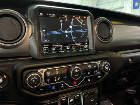 Used 2023 Jeep Wrangler Unlimited w/ Cold Weather Group image 17