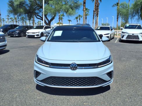 Used 2025 Volkswagen Jetta SE FWD image 2