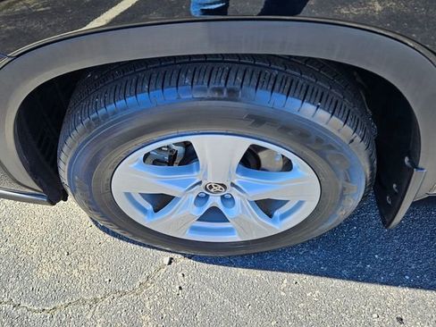 Used 2024 Toyota Highlander LE image 10