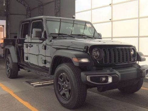 Used 2025 Jeep Gladiator Sport image 3