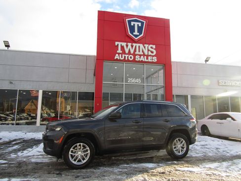 Used 2024 Jeep Grand Cherokee Laredo X image 1