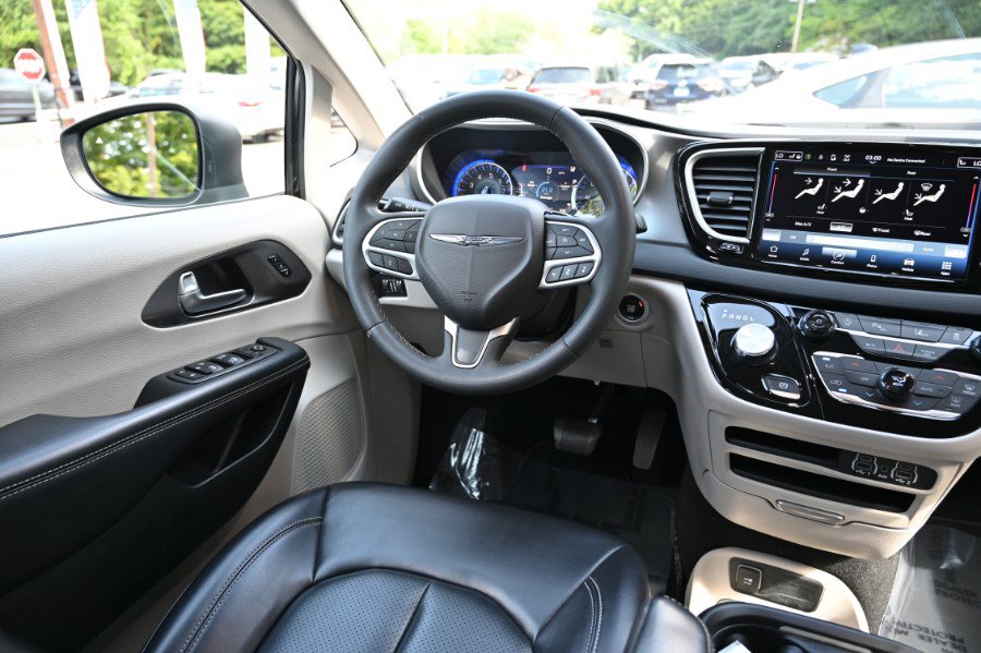 Used 2023 Chrysler Pacifica Touring-L FWD image 11