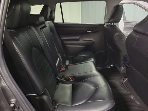 Used 2022 Toyota Highlander XLE AWD/4WD image 23