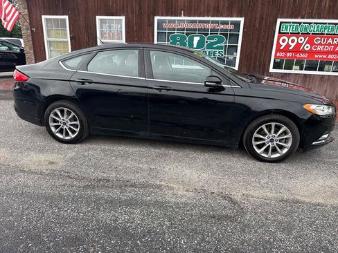 Used 2017 Ford Fusion SE w/ Fusion SE Technology Package FWD image 10
