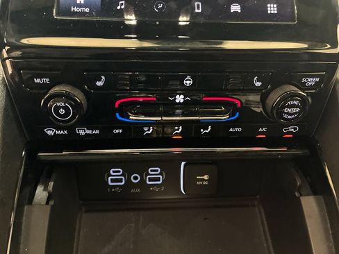 Used 2023 Jeep Grand Cherokee Altitude AWD/4WD image 19