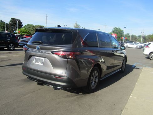 Used 2022 Toyota Sienna LE FWD image 5