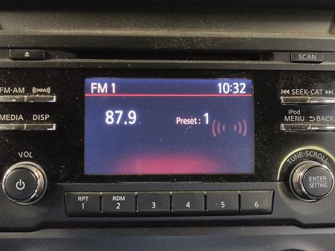 Used 2018 Nissan Titan SV image 25