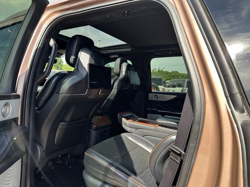 Used 2025 Lincoln Navigator Black Label AWD/4WD image 9