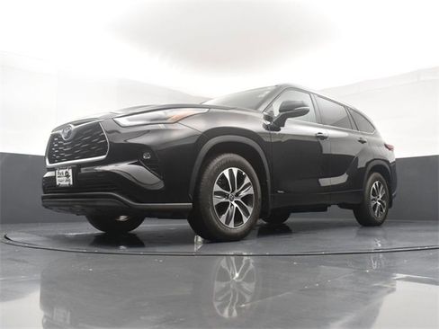 Used 2022 Toyota Highlander XLE image 22