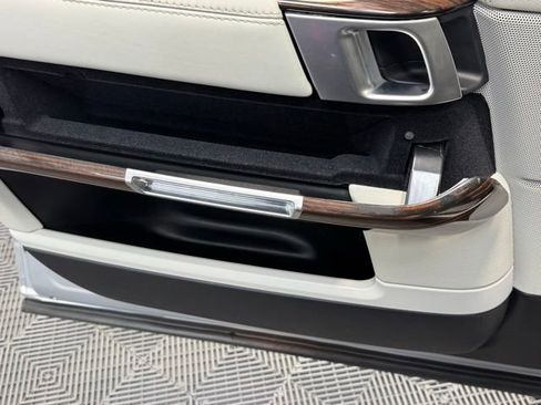 Used 2017 Land Rover Range Rover HSE image 12