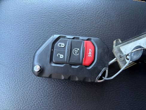 Used 2025 Jeep Wrangler Unlimited Sahara AWD/4WD image 21