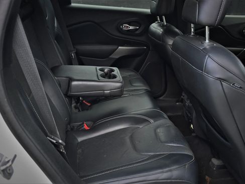 Used 2019 Jeep Cherokee Limited FWD image 12
