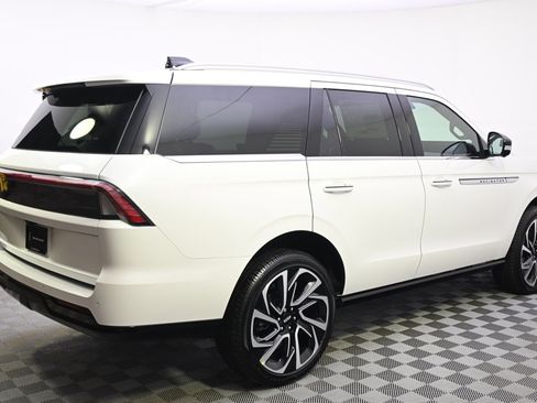 New 2026 Lincoln Navigator Reserve image 7