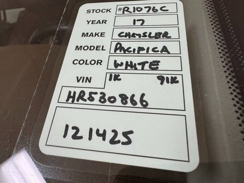 Used 2017 Chrysler Pacifica Limited image 29