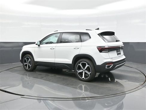 New 2026 Volkswagen Taos SEL image 5