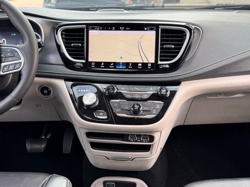 Used 2024 Chrysler Pacifica Limited FWD image 4