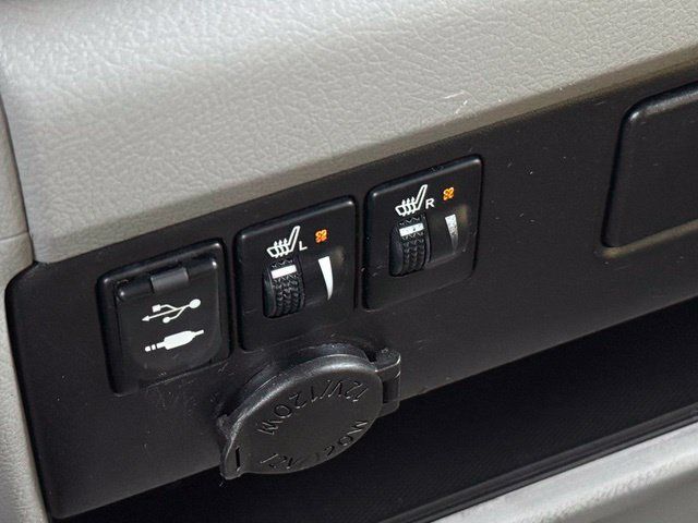 Used 2015 Toyota Sienna XLE w/ XLE Navigation Package FWD image 32