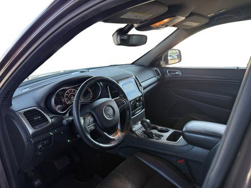 Used 2019 Jeep Grand Cherokee Laredo w/ Laredo X Package image 9