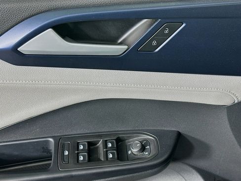 Used 2024 Volkswagen Taos SE image 15