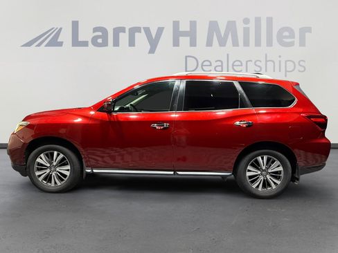Used 2019 Nissan Pathfinder SV image 2