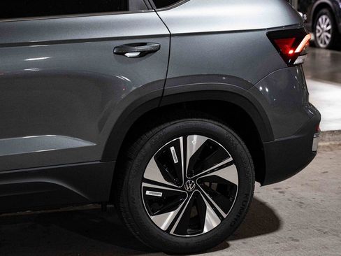 New 2026 Volkswagen Taos SE image 4