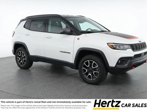 Used 2025 Jeep Compass Trailhawk AWD/4WD image 1