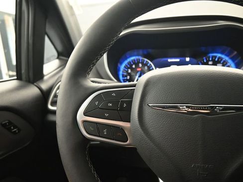 Used 2025 Chrysler Pacifica Select image 17