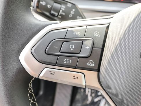 Used 2025 Volkswagen Tiguan SE image 18