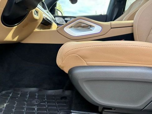 Used 2025 Mercedes-Benz GLS 580 4MATIC image 30