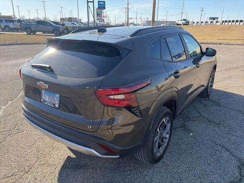 Used 2024 Chevrolet Trax LT w/ Driver Confidence Package image 5