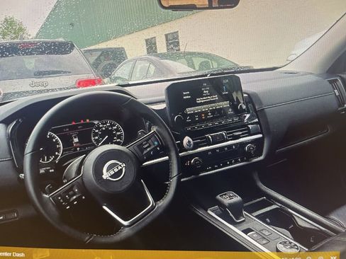 Used 2024 Nissan Pathfinder SL AWD/4WD image 6