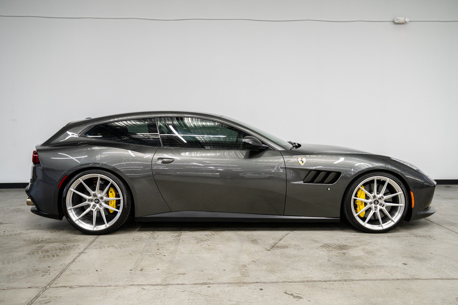 Used 2018 Ferrari GTC4Lusso AWD/4WD image 43