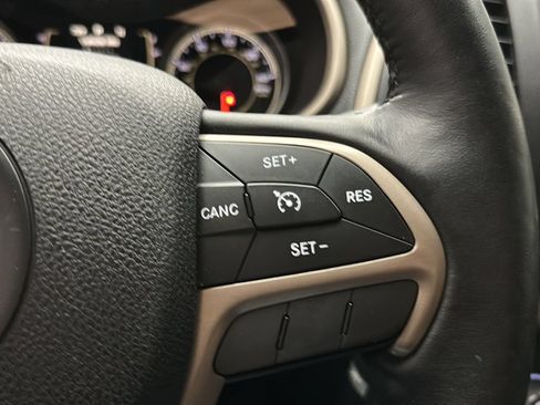 Used 2016 Jeep Cherokee Latitude w/ Cold Weather Group AWD/4WD image 22