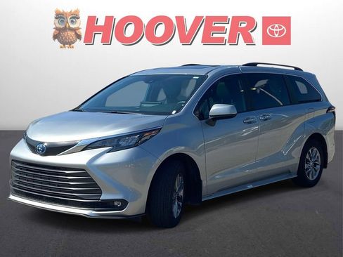 Used 2025 Toyota Sienna XLE w/ XLE Plus Package FWD image 3