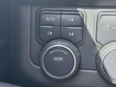 Used 2022 Chevrolet Tahoe Z71 w/ Luxury Package AWD/4WD image 32