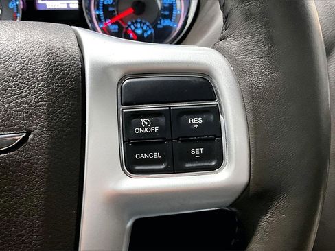 Used 2016 Chrysler Town & Country Touring-L image 12