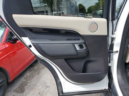 Used 2019 Land Rover Discovery SE image 12