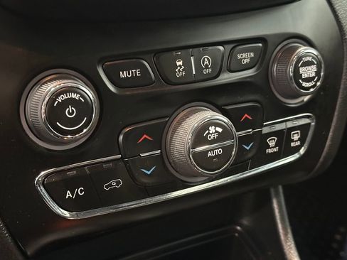 Used 2022 Jeep Cherokee Limited image 22