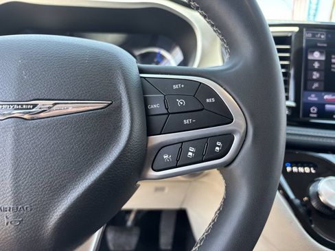 Used 2023 Chrysler Pacifica Touring-L FWD image 27