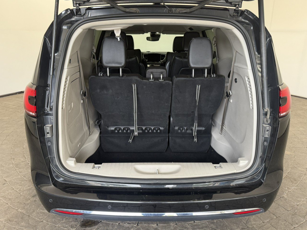 Used 2023 Chrysler Pacifica Touring-L FWD image 7