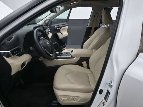 Used 2025 Toyota Highlander Limited FWD image 11