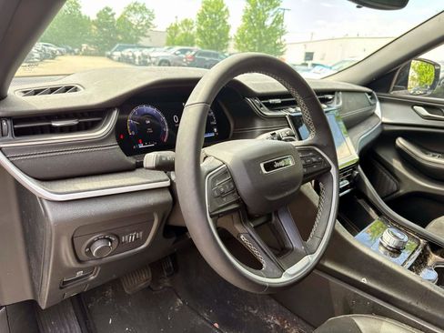 Used 2023 Jeep Grand Cherokee Altitude AWD/4WD image 6