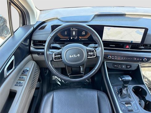 Used 2025 Kia Carnival image 22