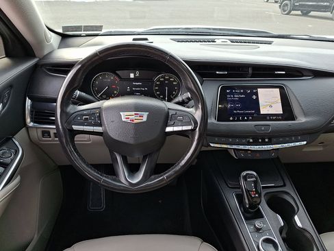 Used 2020 Cadillac XT4 Luxury w/ Cold Weather Package image 12