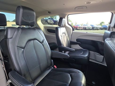 Certified 2024 Chrysler Pacifica Touring-L FWD image 15