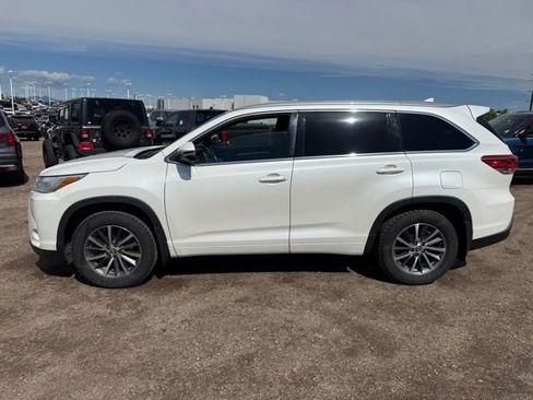 Used 2018 Toyota Highlander XLE AWD/4WD image 2