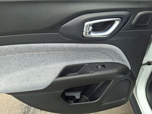 Used 2022 Jeep Compass Latitude w/ Sun and Sound Group image 19