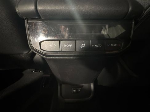 Used 2021 Toyota Highlander XLE image 31