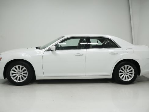 Used 2013 Chrysler 300 w/ Driver Convenience Group image 7